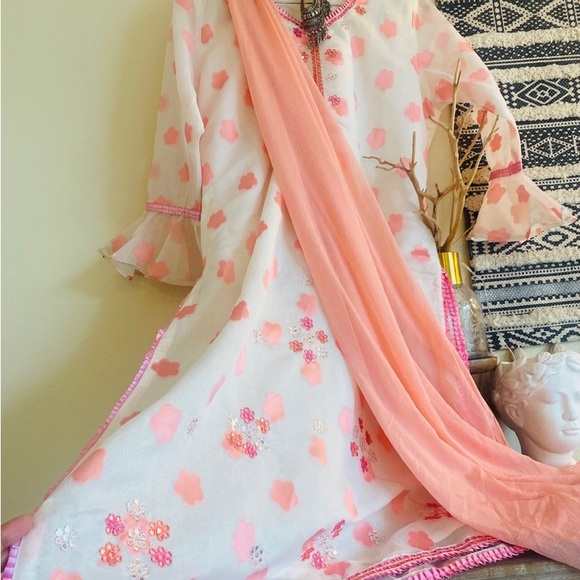 Ordered and it is too small but window of return has closed. Trying to recover $ - Picture 9 of 10